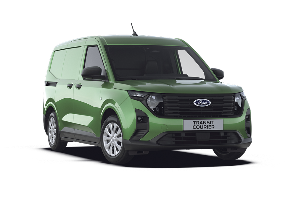 Ford Transit Courier in Grün. Dreiviertelansicht, stehend vor einem weißen Hintergrund.