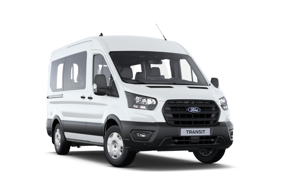 Ford Transit Trend in Weiß. Dreiviertelansicht, vor einem weißen Hintergrund. 