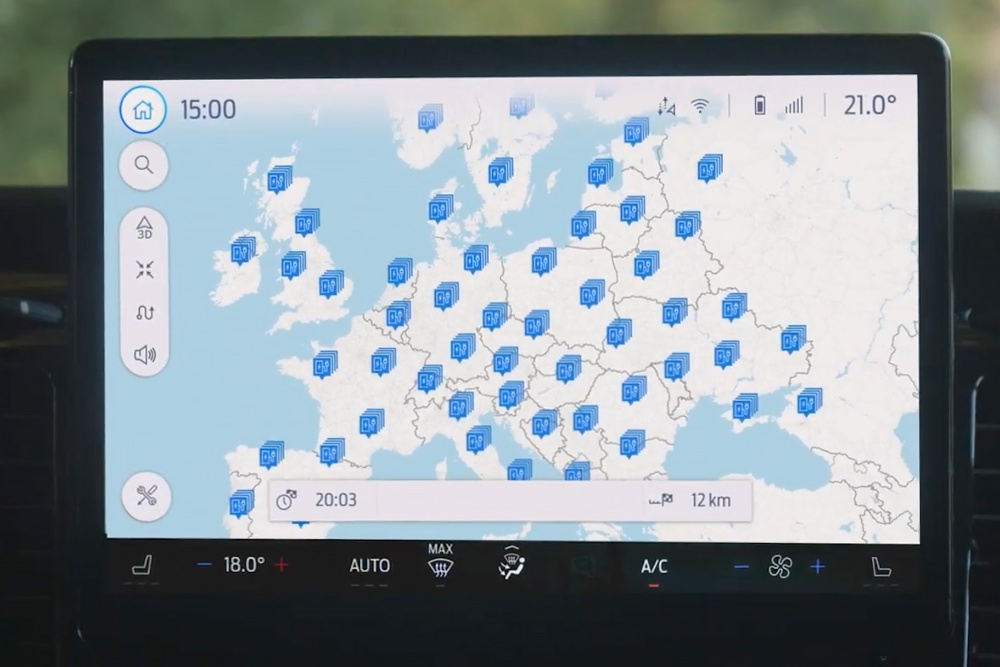 Der Touchscreen in einem Ford Fahrzeug zeigt eine Europakarte mit markierten Ladestationen." draggable="false" title="Der Touchscreen in einem Ford Fahrzeug zeigt eine Europakarte mit markierten Ladestationen.