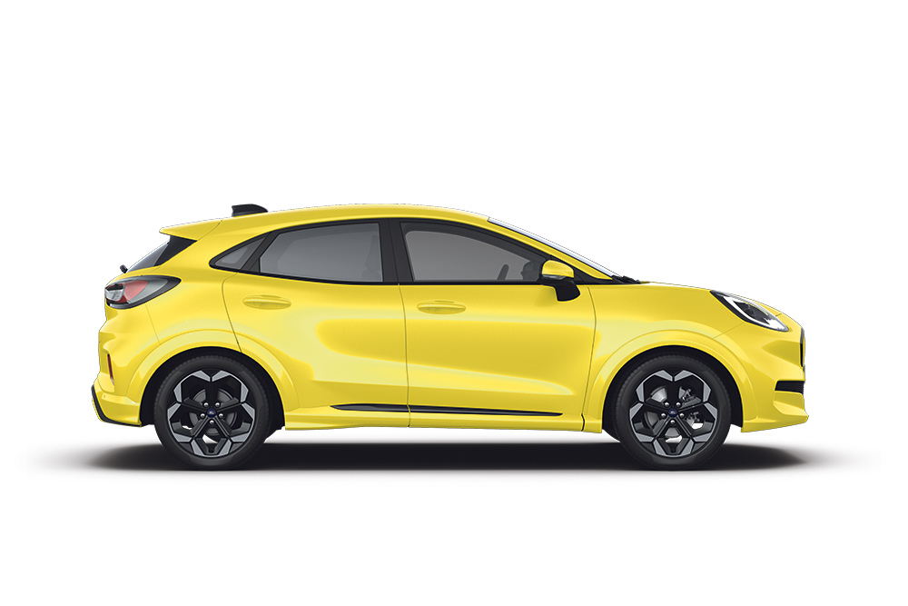 Ford Puma Gen-E in Gelb. Seitenansicht, stehend vor einem weißen Hintergrund.