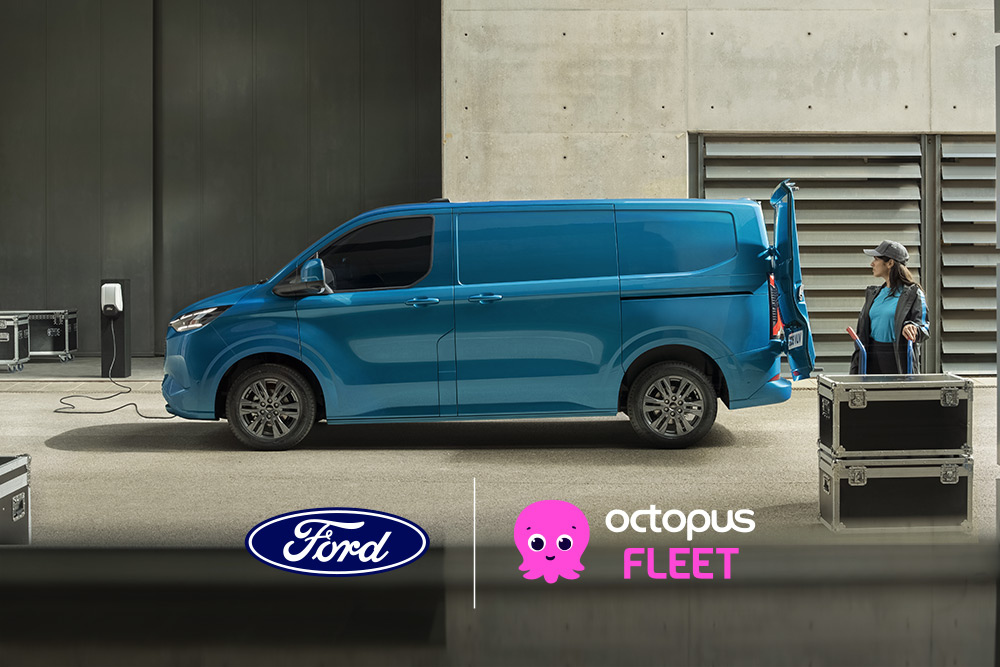 Ford E-Transit Custom in Blau. Seitenansicht, lädt an einer Wallbox auf. Unten ist das BlueOval™ Charge Network x Octopus Electroverse Logo zu sehen.