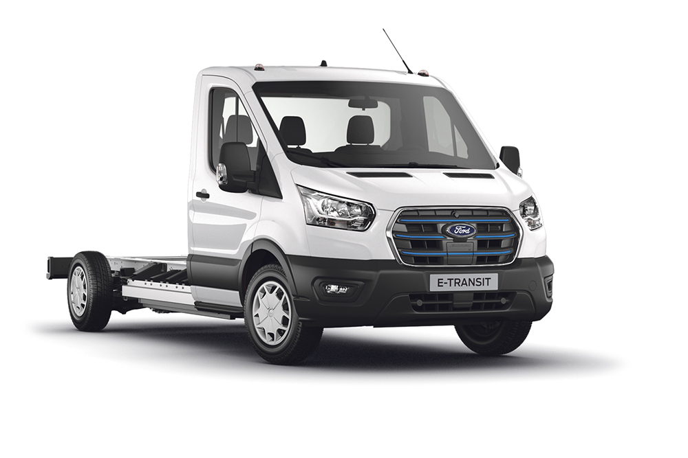Ford E-Transit Fahrgestell in Weiß. Dreiviertelansicht.