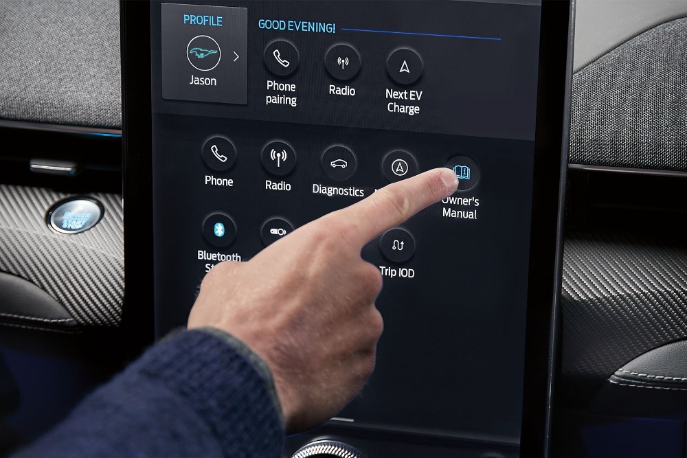 Ansicht Fahrzeuginnenraum. Visualisierung der manuellen Steuerung des Ford SYNC 4A-Touchscreens
