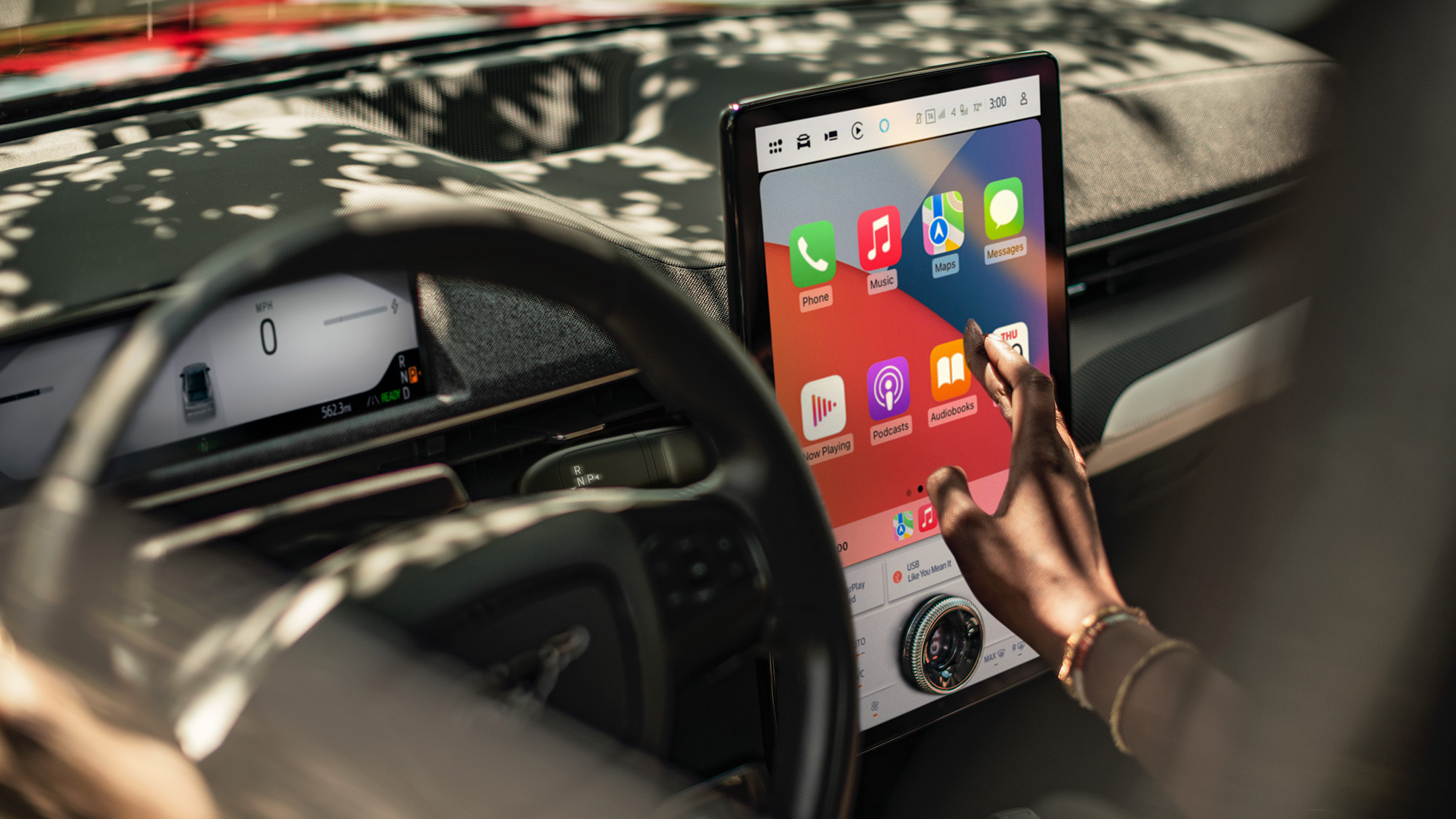 Ford Mustang Mach-E Innenraum. Hand bedient den Ford SYNC 4-Touchscreen.