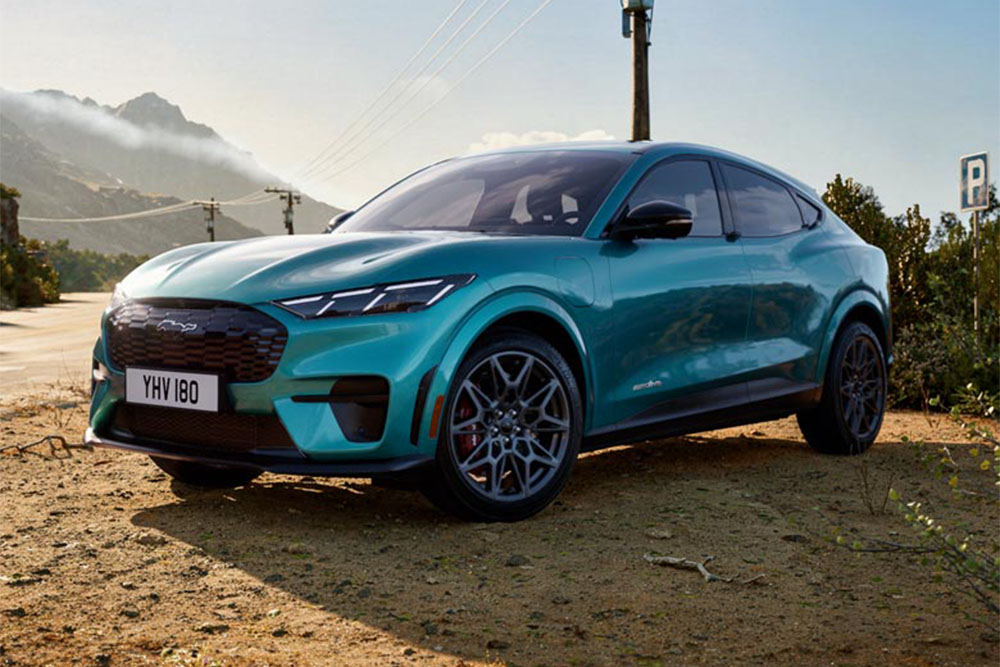 Eine Nahaufnahme des Ford Mustang Mach-E GT in Grün, die den GT-Design-Waben-Frontgrill zeigt.