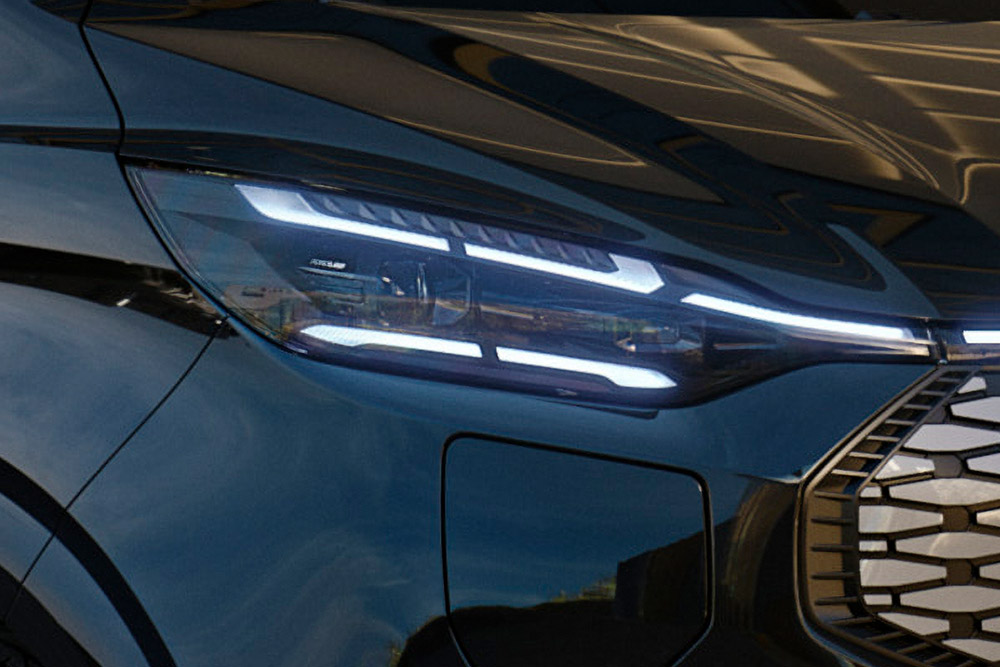 Ford E-Tourneo Custom in Schwarz. Nahaufnahme der LED-Scheinwerfer.