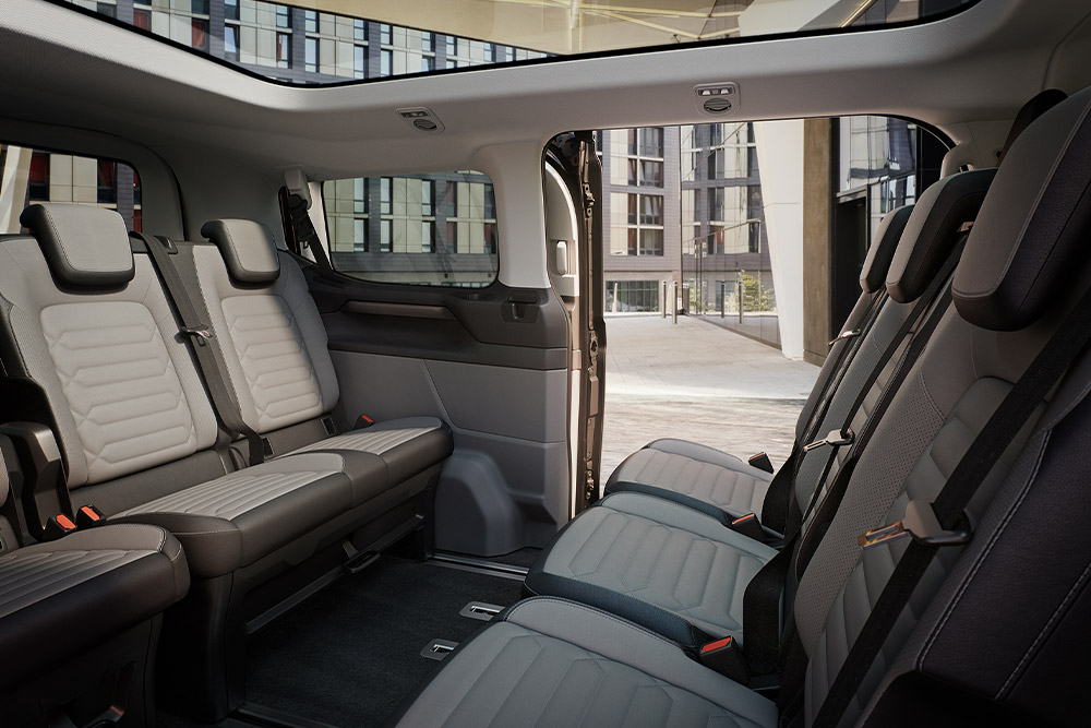 Ford E-Tourneo Custom Innenraum. Demonstration der Rücksitze.