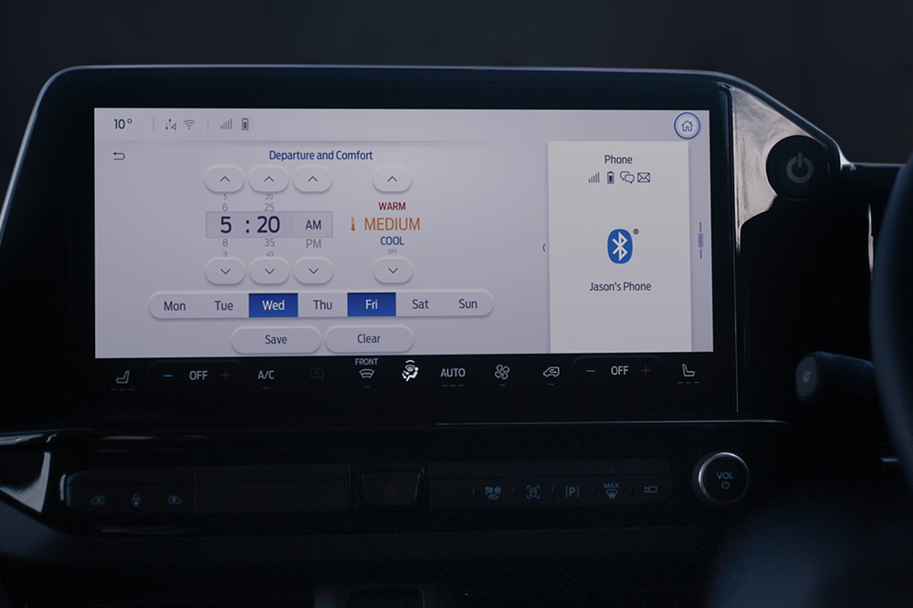 Ford E-Transit Custom Innenraum. Ansicht der Klimaanlagenregelung am Touchscreen.