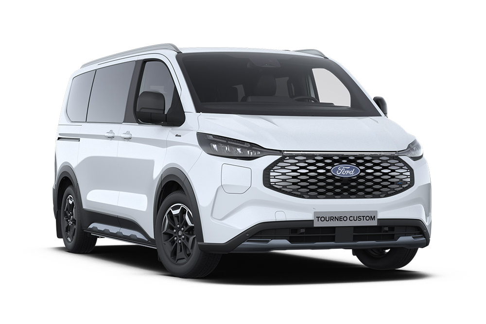 Ford E-Tourneo Custom Active in Weiß. Dreiviertelansicht, vor einem weißen Hintergrund. 