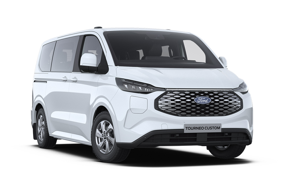 Ford E-Tourneo Custom Trend in Weiß. Dreiviertelansicht, vor einem weißen Hintergrund. 