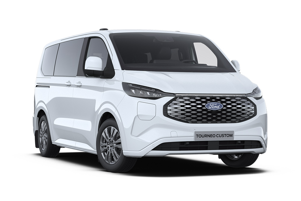 Ford E-Tourneo Custom Titanium in Weiß. Dreiviertelansicht, vor einem weißen Hintergrund. 