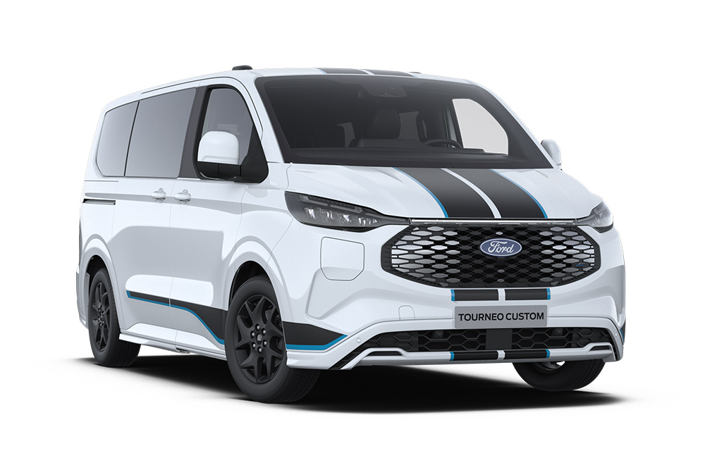 Ford E-Tourneo Custom Sport in Weiß. Dreiviertelansicht, vor einem weißen Hintergrund. 