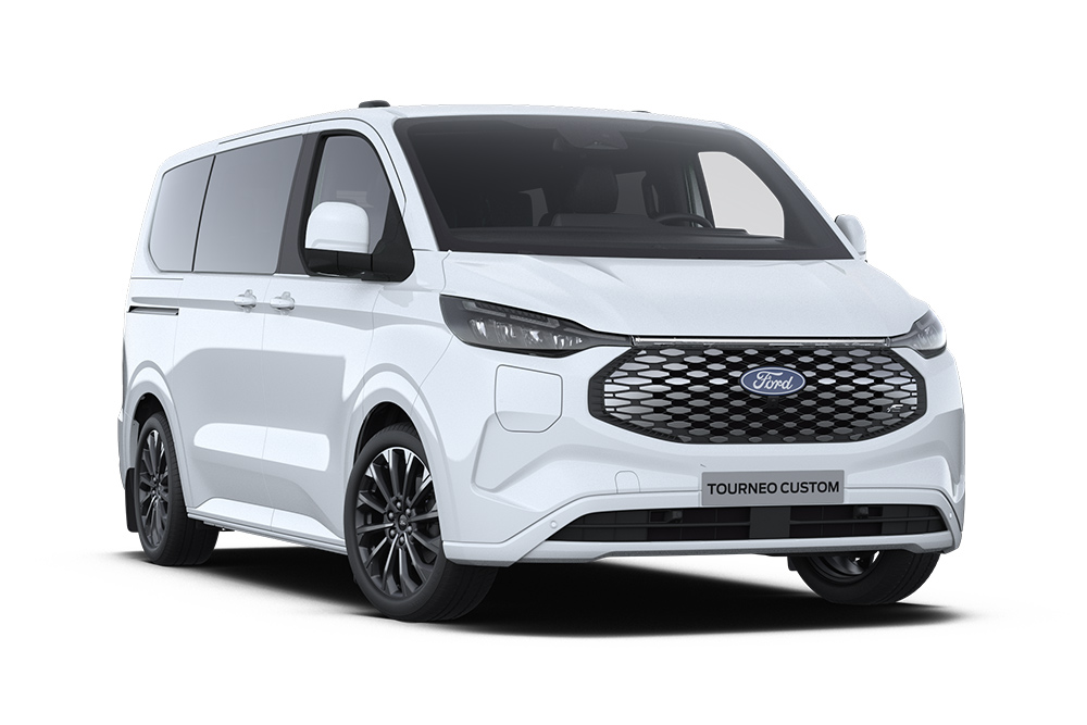 Ford E-Tourneo Custom Titanium X in Weiß. Dreiviertelansicht, vor einem weißen Hintergrund. 