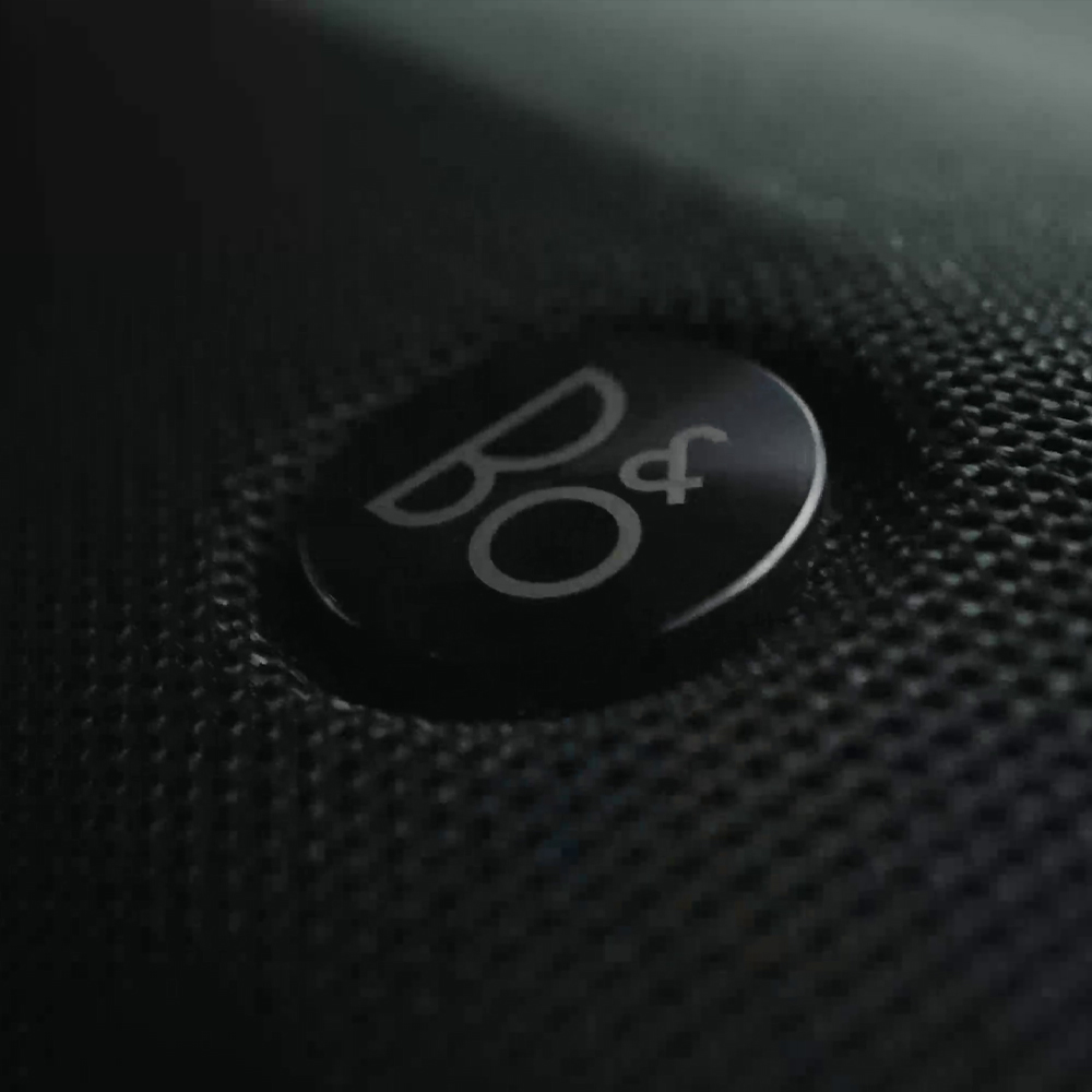 Detailansicht des B&O-Logos auf einem Soundsystem.