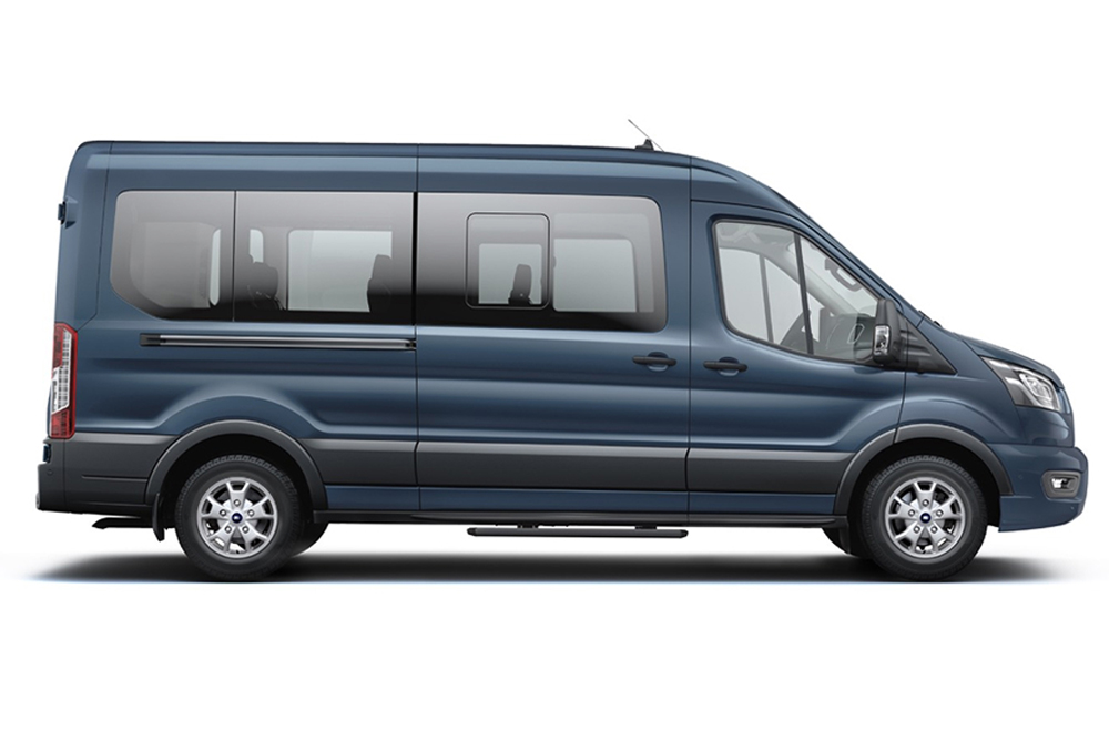 Ford Transit Bus in Blau. Seitenansicht vor weißem Hintergrund. Teil der Vans- & Kleinbusse von Ford.