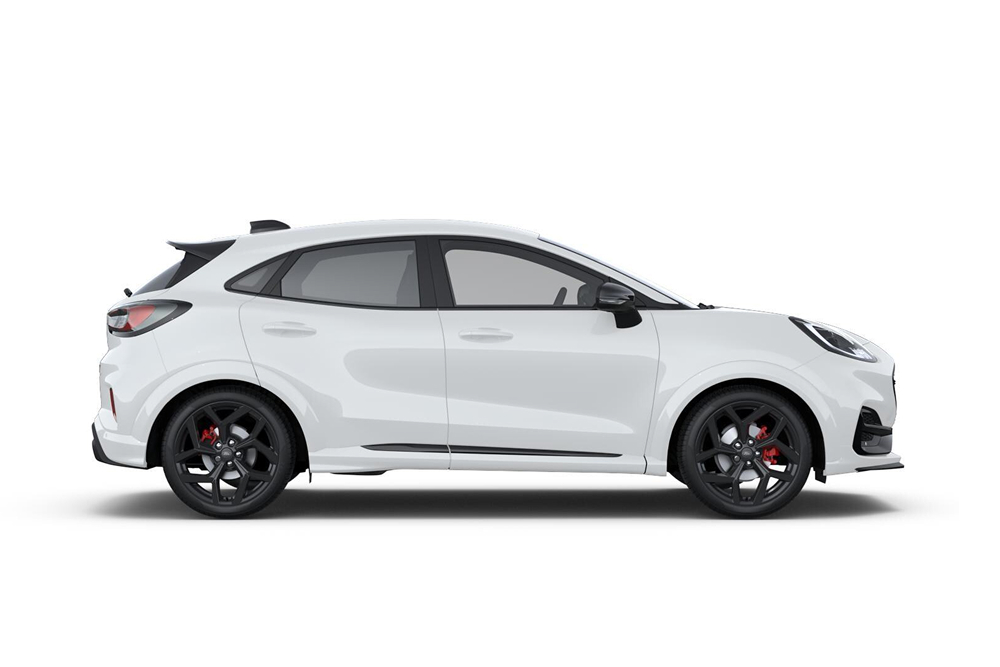 Ford Kleinwagenreihe: Ford Puma ST in Weiß. Seitenansicht, vor einem weißen Hintergrund.