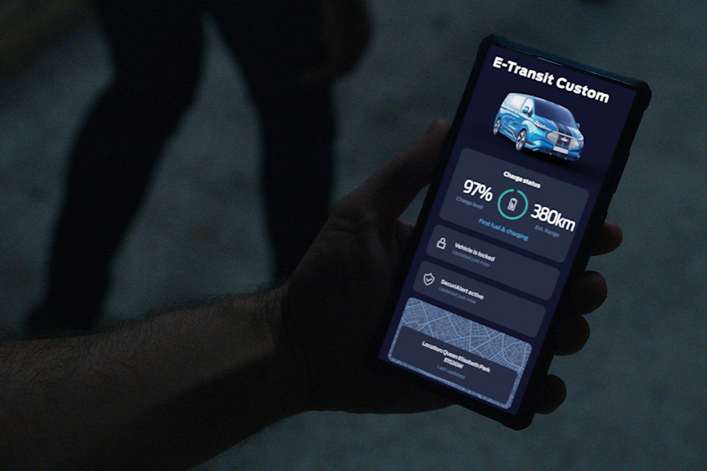 Eine Hand hält ein Smartphone mit geöffneter Ford App.