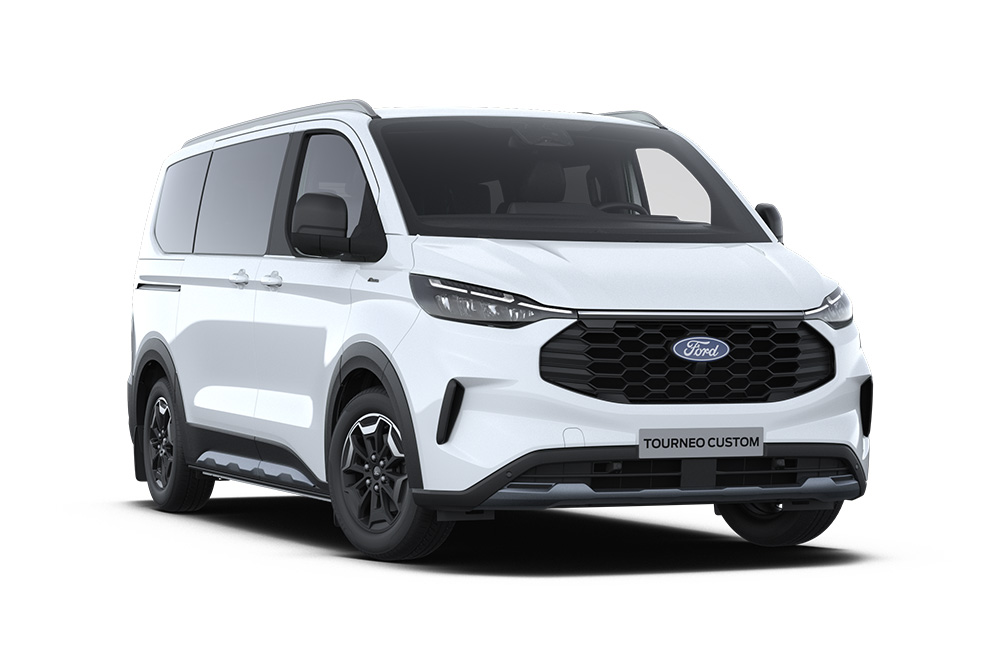 Ford Tourneo Custom Active in Weiß. Dreiviertelansicht, steht vor einem weißen Hintergrund.