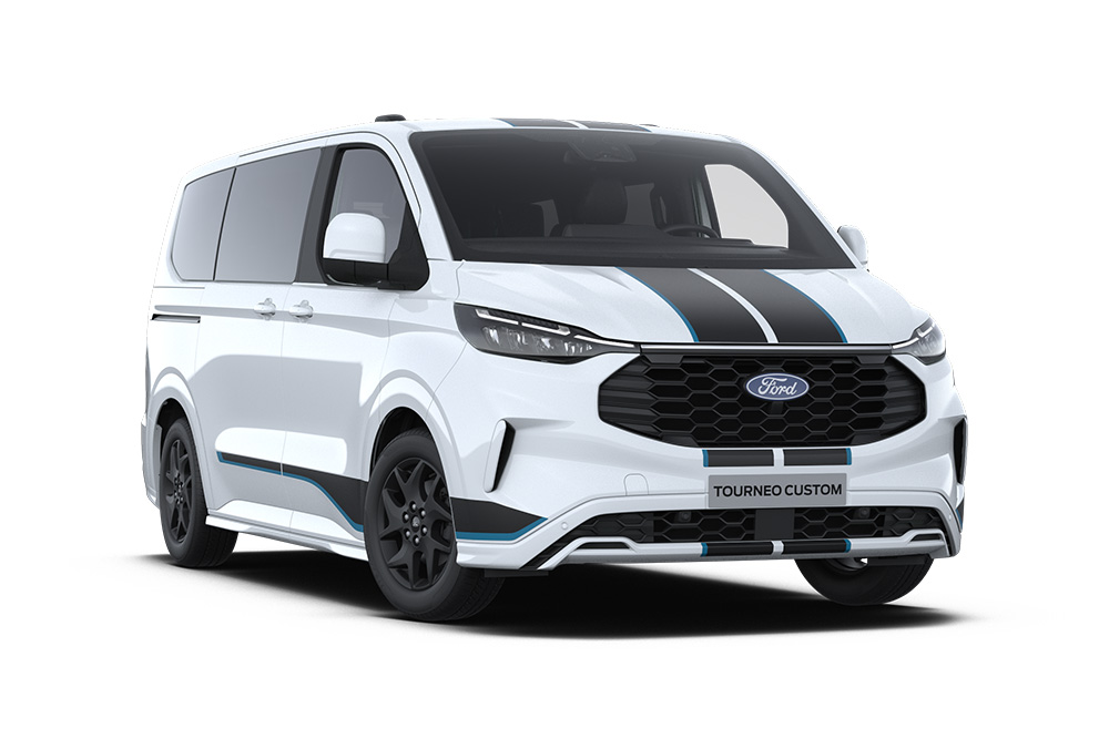 Ford Tourneo Custom Sport in Weiß. Dreiviertelansicht, steht vor einem weißen Hintergrund.