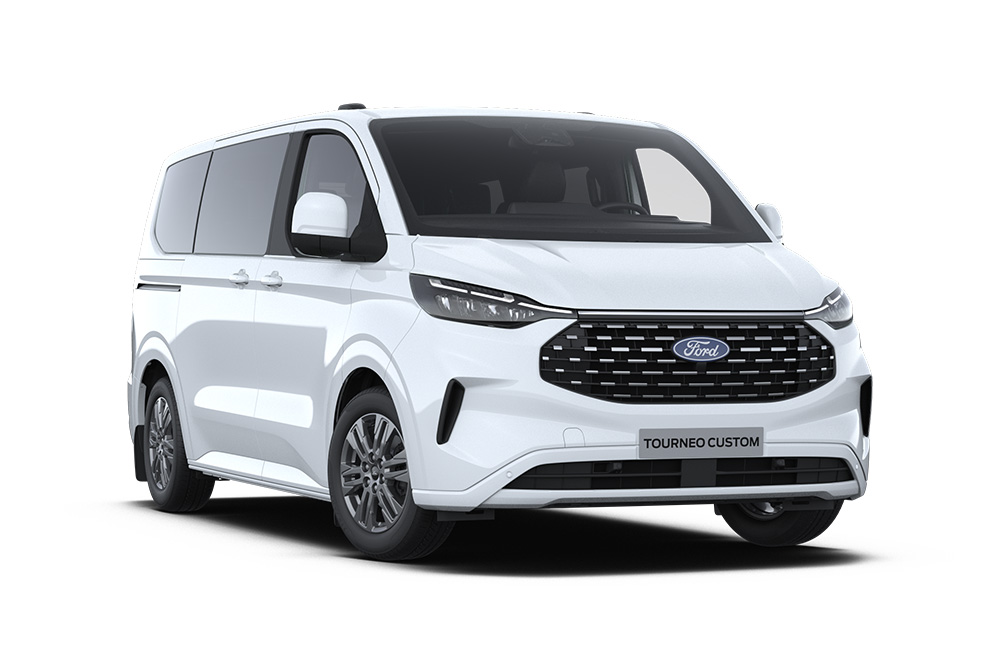 Ford Tourneo Custom Titanium in Weiß. Dreiviertelansicht, steht vor einem weißen Hintergrund.