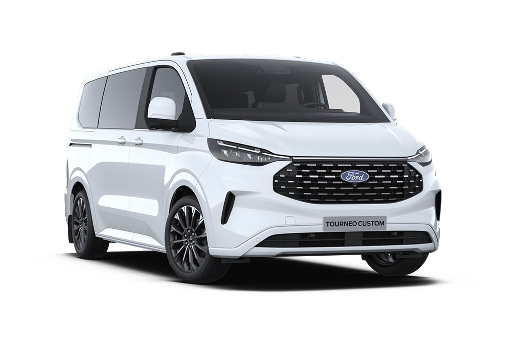 Ford Tourneo Custom Titanium X in Weiß. Dreiviertelansicht, steht vor einem weißen Hintergrund.
