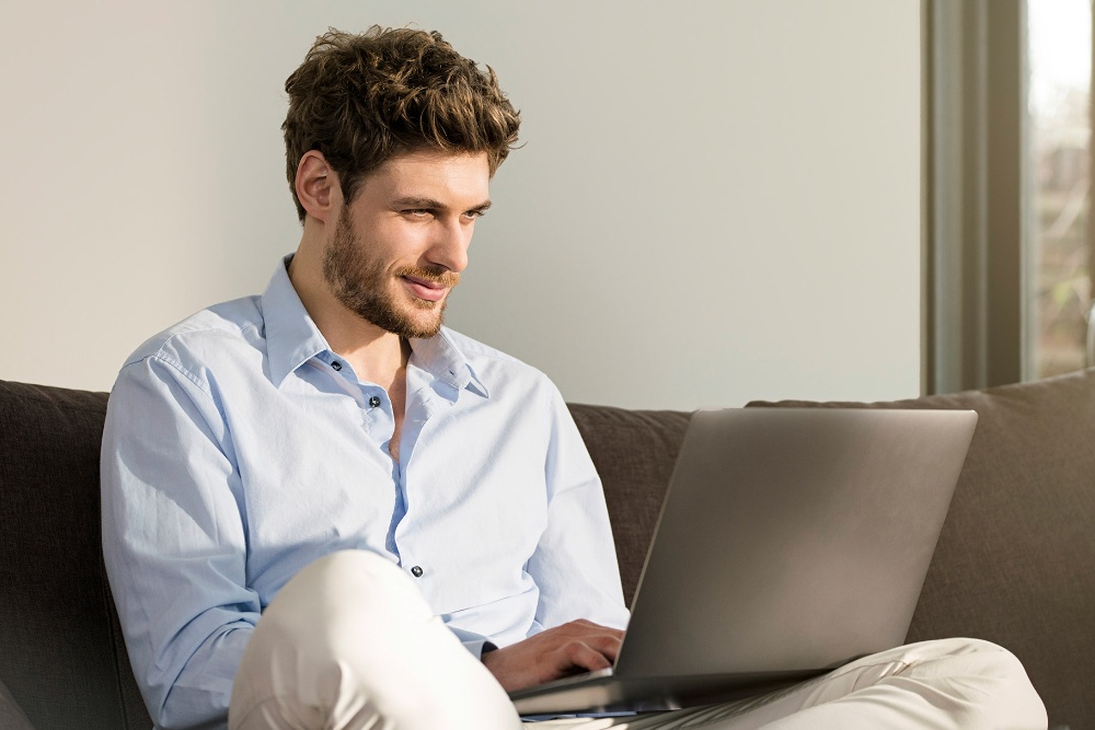 Mann, der auf seinem Laptop die Online Service Buchungsfunktion von Ford nutzt