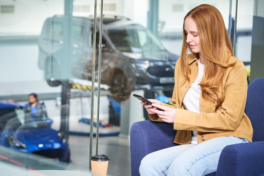 Ford Service-Techniker, der Radschrauben festzieht