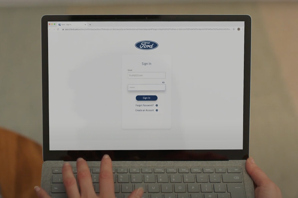 Computerbildschirm mit Anmeldeformular für den Ford Account