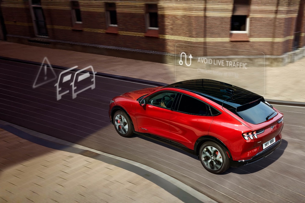 Ford Mustang Mach-E in Rot. Dreiviertelansicht, Visualisierung Vernetzte Navigation.