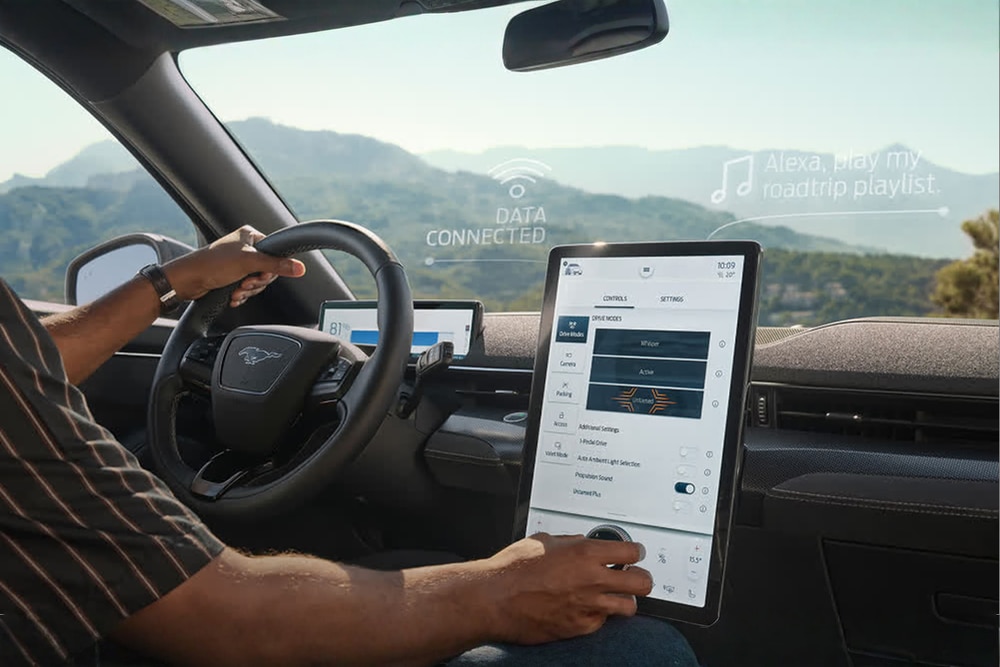 Ford Mustang Mach-E Innenraum. Blick auf das Cockpit und den Ford SYNC 4A-Touchscreen, Mann im Fahrersitz.
