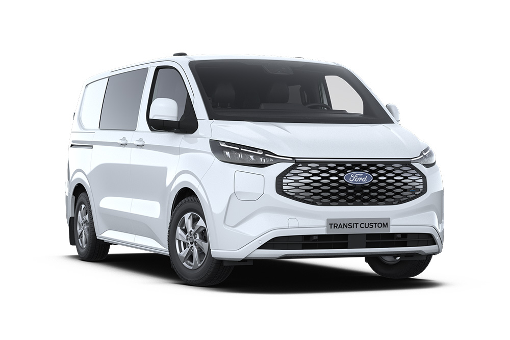 Ford E-Transit Custom Kastenwagen Doppelkabine in Weiß. Dreiviertelansicht, vor einem weißen Hintergrund.