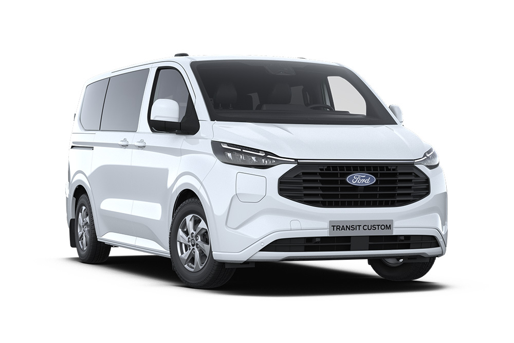 Ford E-Transit Custom Kombi in Weiß. Dreiviertelansicht, vor einem weißen Hintergrund.