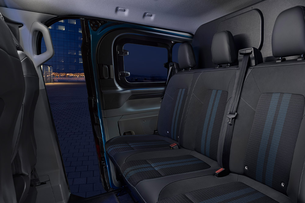 Ford Transit Custom Kastenwagen Doppelkabine Innenraum. Detailansicht der zweiten Sitzreihe für bis zu drei Personen.