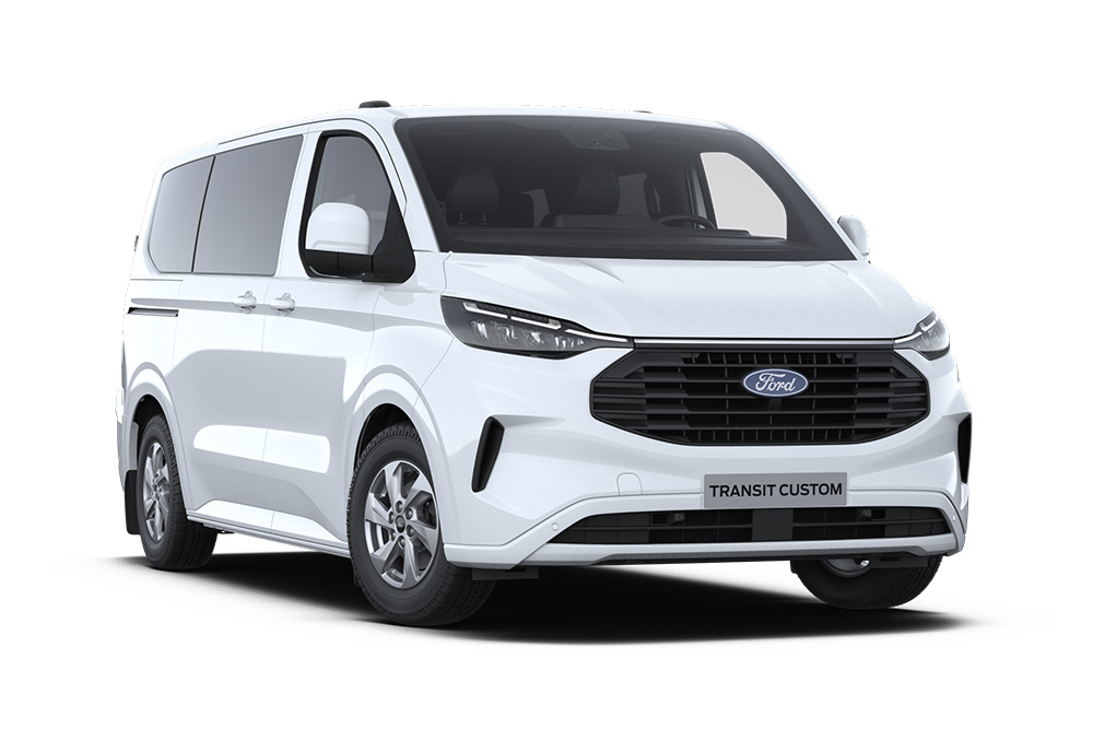 Ford Transit Custom Kombi in Weiß. Dreiviertelansicht, vor einem weißen Hintergrund.