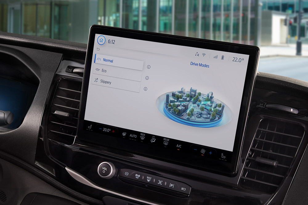 Ford E-Transit Innenraum. Detailansicht des Displays mit Fahrmodi.
