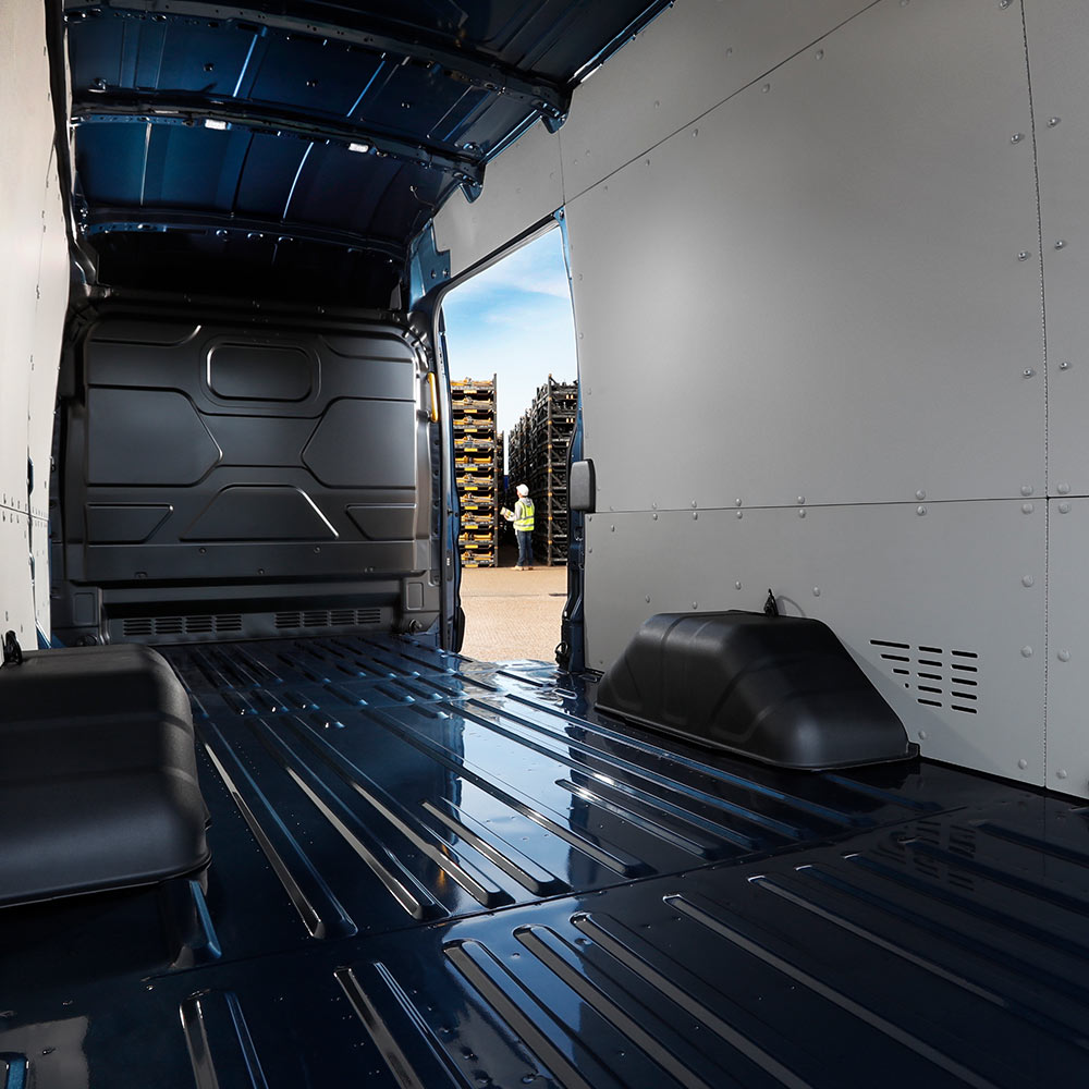Blick in den Laderaum des Ford E-Transit mit geöffneter seitlicher Schiebetür.