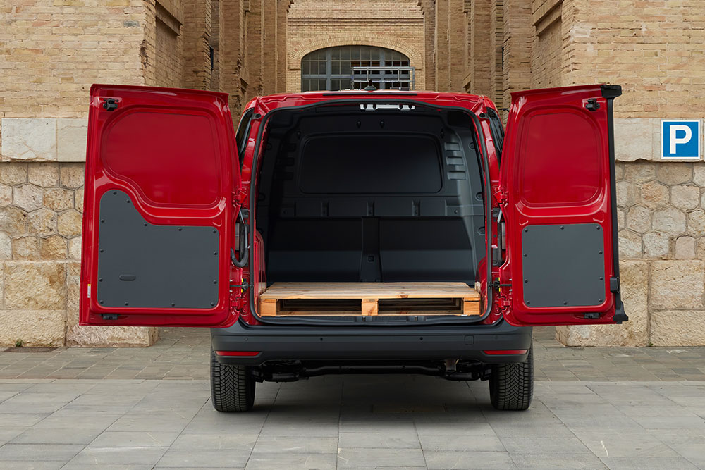 Ford Transit Connect in Rot. Heckansicht, mit geöffneten Hecktüren.