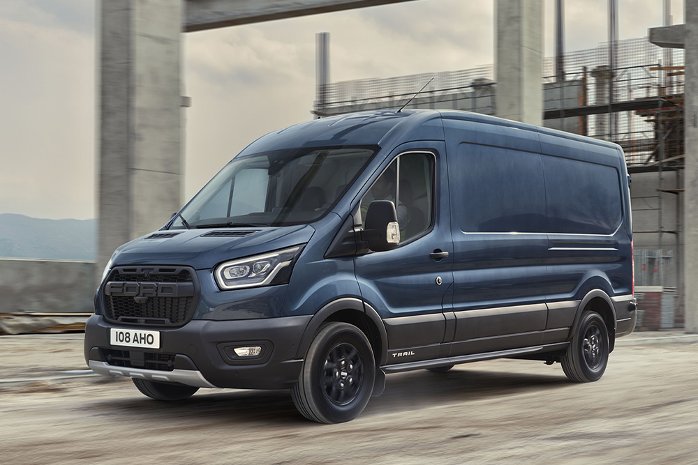 Ford Transit Kastenwagen Trail in Blau.  Dreiviertelansicht, fährt auf Baustellengelände