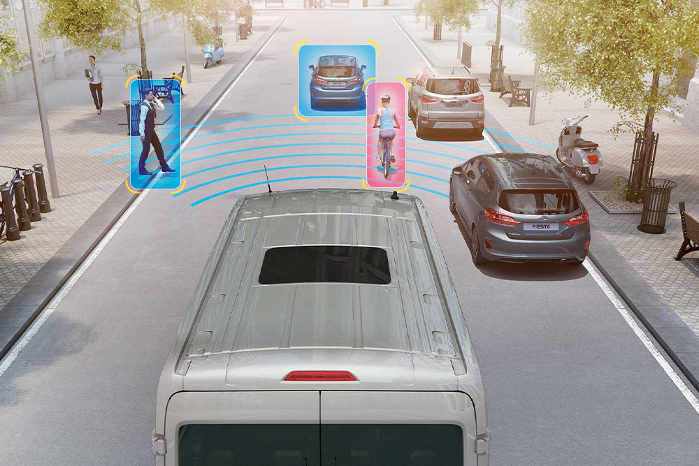 Ford Transit mit visueller Erkennung eines Fußgängers und eines vorausfahrenden Fahrzeugs.