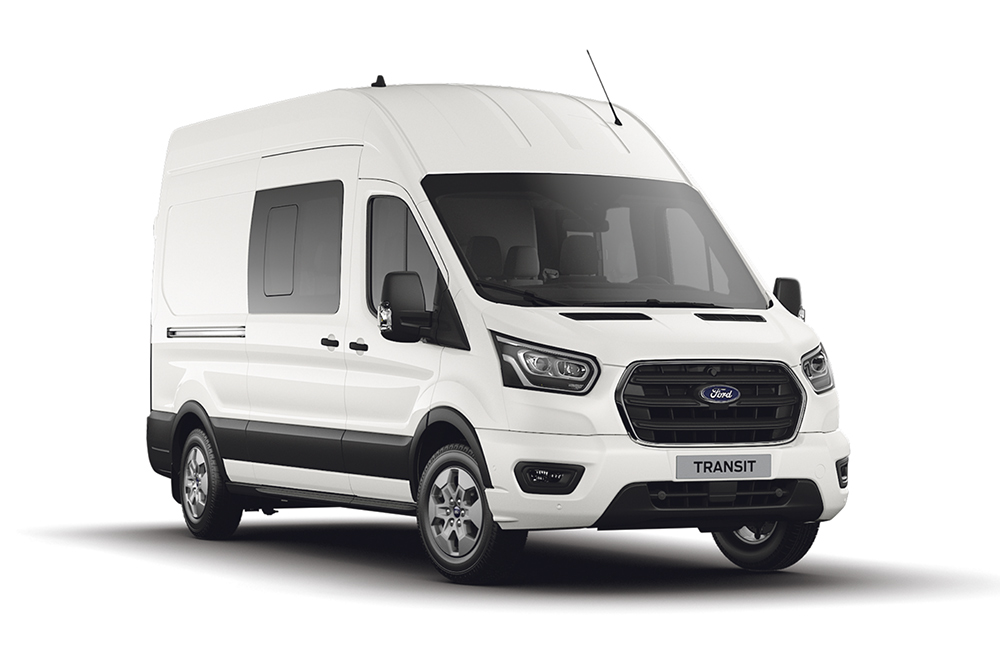 Ford Transit Kombi in Weiß. Dreiviertelansicht, vor einem weißen Hintergrund.