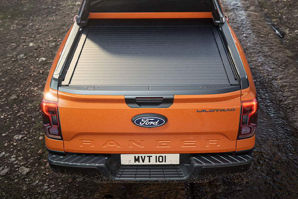 Ford Ranger in Orange. Ansicht auf die Ladefläche mit Laderaumrollo.