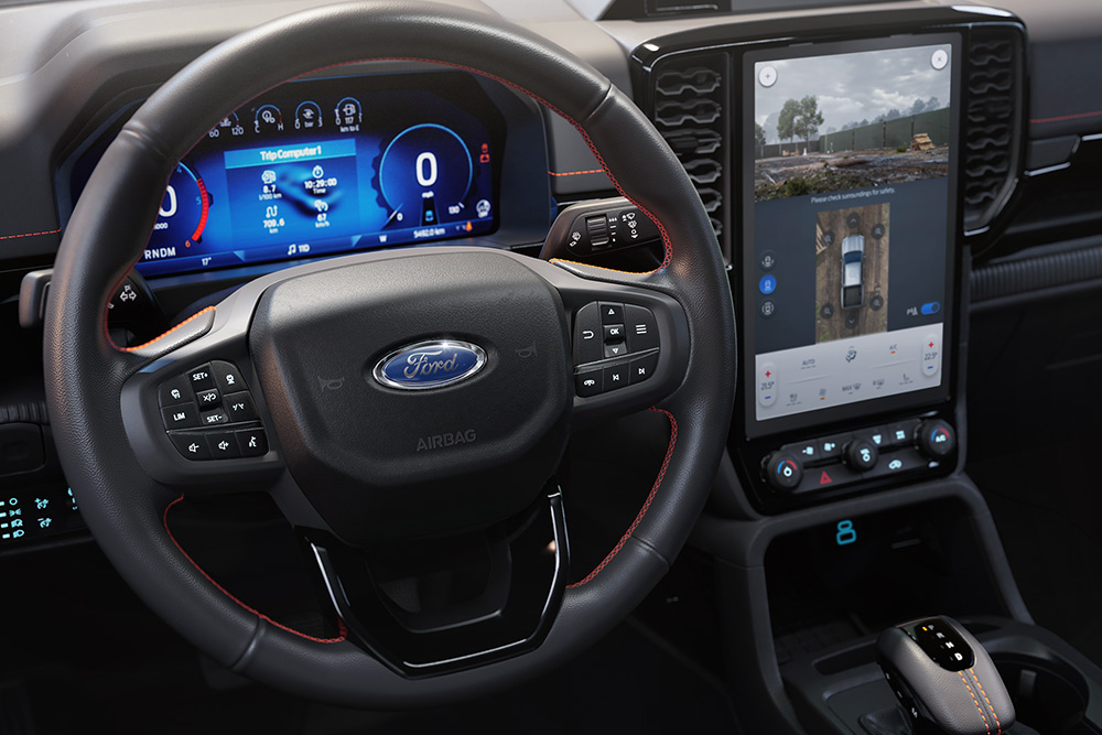 Ford Ranger Innenraum. Detailansicht Mittelkonsole, Lenkrad und Touchscreen.