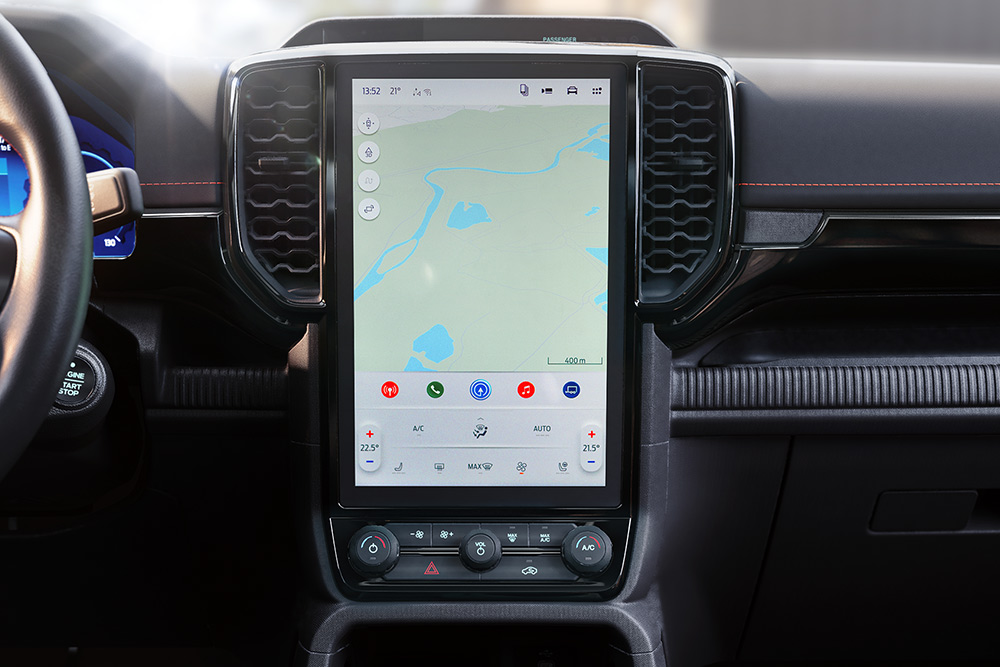 Ford Ranger Innenraum. Ansicht des Touchscreens mit geöffneter Klimaregelung.