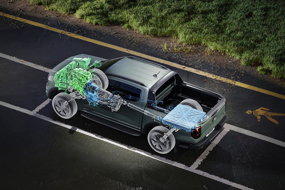 Ford Ranger in Silber auf einer Straße mit integrierter Grafik des Antriebs.