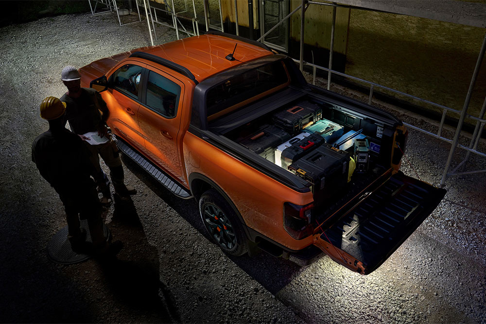 Ford Ranger Wildtrak in Orange. Ansicht von oben mit aktivierter 360°-Umfeldbeleuchtung.