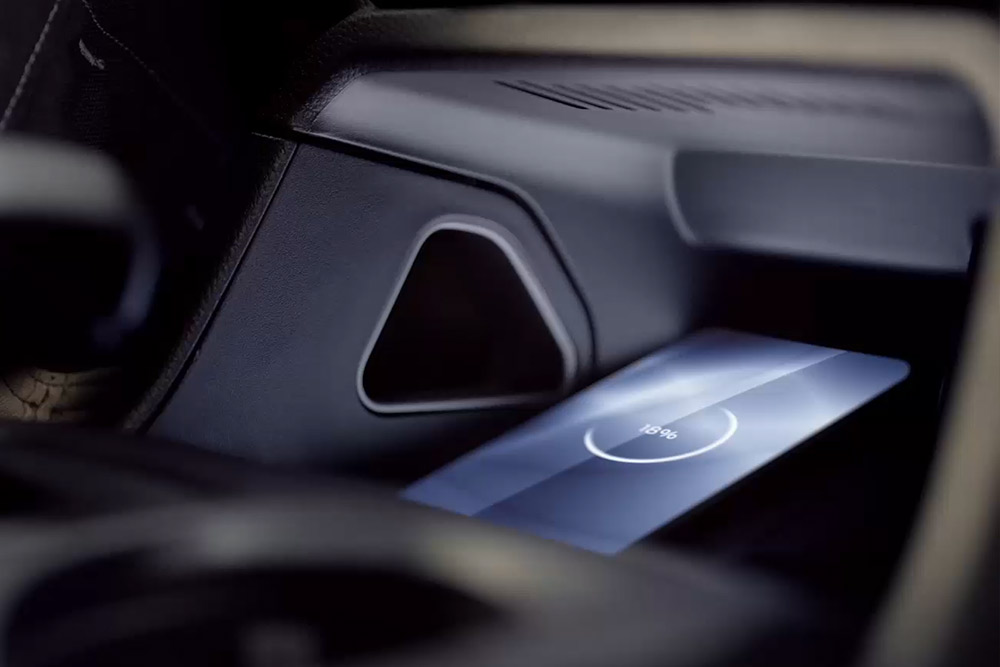 Ford Ranger Innenraum. Detailansicht der induktiven Ladestation.