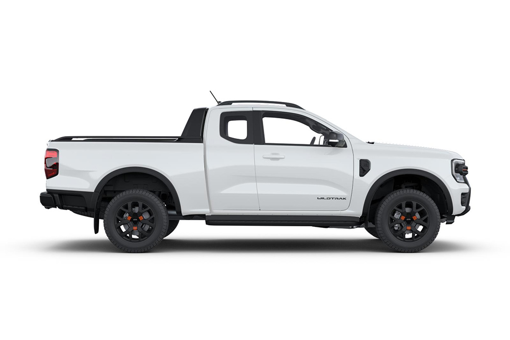 Seitenansicht eines Ford Ranger in Weiß mit Extrakabine.