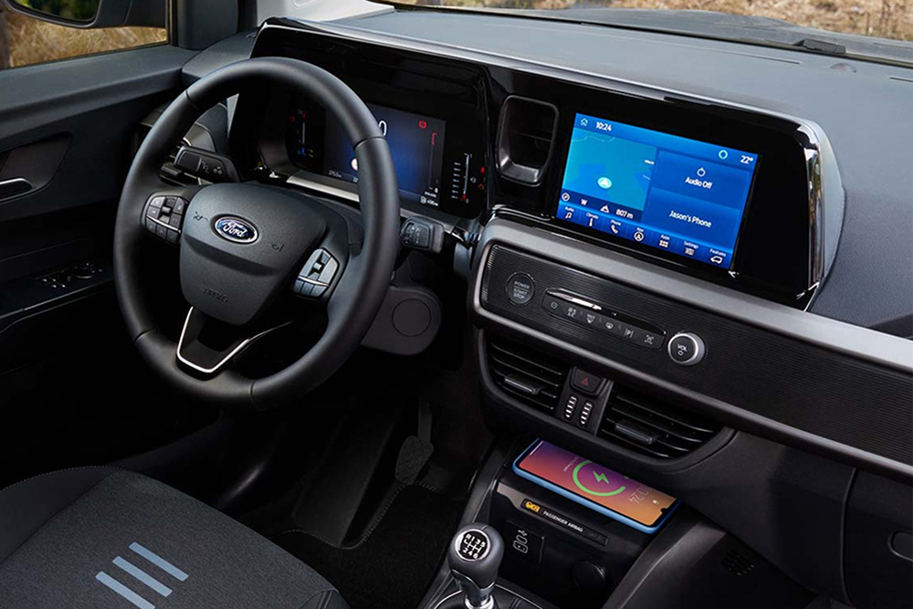 Ford Transit Courier Innenraum. Ansicht des Lenkrads und des Ford SYNC 4 Touchscreens.