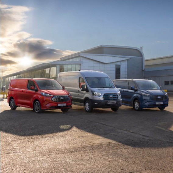 Ford Transit Range parkt bei Sonnenuntergang vor einem Gebäude.