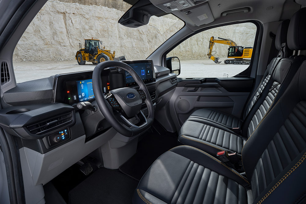 Ford Transit Custom Innenraum. Ansicht des Armaturenbrettes, Lenkrad und Sitzen.